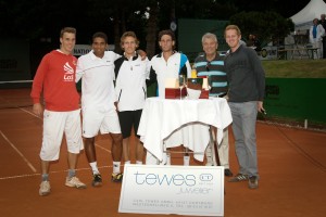 Sieger und Zweitplatzierte. Unser Bild von l.n.r. zeigt die Preisübergabe an die Teilnehmer des Doppel Finals Tobias Siechau, Dean Jackson (DTK RW 98) Alexander Wesley Koolhof und Alexander Blom (Sieger), Turnierdirektor und Klubpräsident Wolfgang- W. Wortelmann sowie den Turniermanager und DTK Rot-Weiss 98 Sportwart Marc Senkbeil